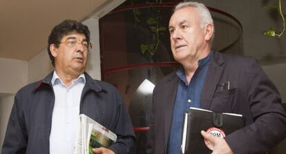 Diego Valderas (izquierda) y Cayo Lara, en un desayuno electoral en Huelva.