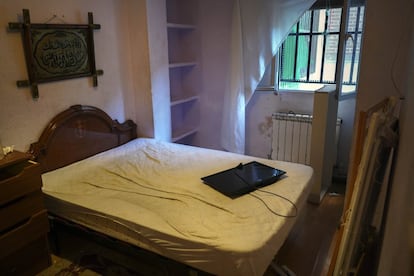 Dormitorio de esta casa de 40 metros cuadrados donde en las últimas semanas ha dormido el matrimonio y sus cuatro hijos.