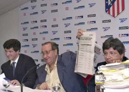 Jesús Gil , su hijo Miguel Ángel, a su derecha, y Enrique Cerezo, presidente del Atlético, en una foto de archivo.