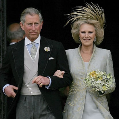 Carlos de Inglaterra y Camila Parker Bowles, a la salida de la capilla de San Jorge tras la ceremonia religiosa.