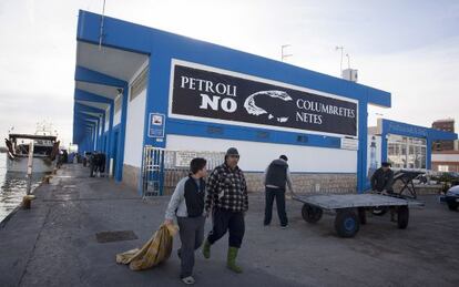 Pancarta contra las prospecciones petrol&iacute;feras en la lonja del puerto de Castell&oacute;n.