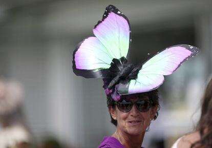 Una mariposa se posó en forma de mariposa en la cabeza de esta espectadora.