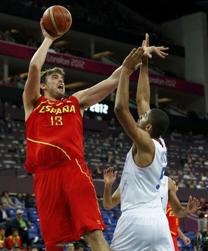 Marc Gasol lanza a canasta mientras Nicolas Batum trata de taponarle.