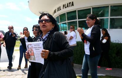 Familiares de los tripulantes del submarino San Juan protestan tras su reunión con el ministro Aguad, en la base naval de Mar del Plata.
