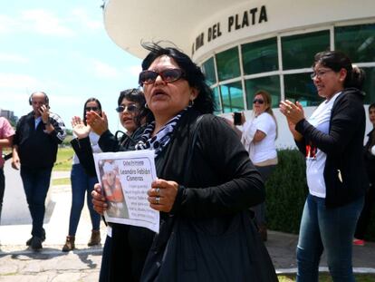 Familiares de los tripulantes del submarino San Juan protestan tras su reuni&oacute;n con el ministro Aguad, en la base naval de Mar del Plata.