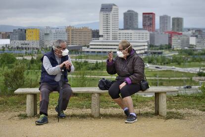 Entre las diez y las doce de la mañana una matrimonio de más de 70 años descansan en el parque de las Neveras. Su situación convierte este lugar en un atalaya privilegiada para contemplar la nueva expansión residencial del este de la ciudad.