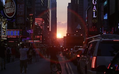 En Nueva York coinciden estos días dos espectaculares fenómenos astronómicos. El 'Manhattanhenge', que es la peculiar vista del Sol entre los rascacielos y la 'superluna', la imagen de la Luna llena en su distancia orbital más próxima a la Tierra. El Sol se pone entre los edificios de Times Square durante el 'Manhatanhenge', un fenómeno que ocurre dos veces al año y que toma el nombre basándose en el mismo efecto que se da entre las piedras monolíticas del yacimiento prehistórico británico de Stonenghe.