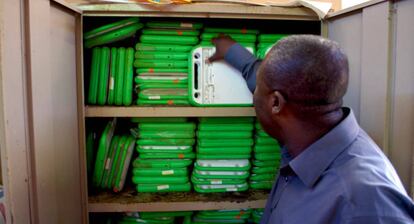 El director de la Escuela Nacional de Furcy (Haití), Sainlus Francies, muestra los ordenadores de la iniciativa ‘Un portátil por niño’, abandonados desde el terremoto de 2010.
 