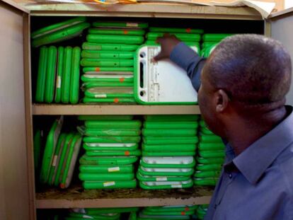 El director de la Escuela Nacional de Furcy (Haití), Sainlus Francies, muestra los ordenadores de la iniciativa ‘Un portátil por niño’, abandonados desde el terremoto de 2010.
 