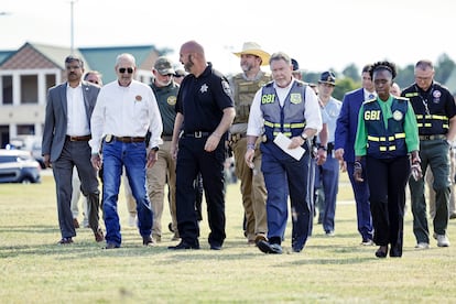 Oficiales caminan hacia los medios para proveer información. De acuerdo a la Oficina de Investigación de Georgia (GBI), cuatro personas fueron asesinadas, nueve fueron heridas y el sospechoso está en custodia.