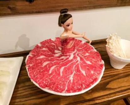 Una muñeca vestida de jamón, "el invento de un chef muy fan de Lady Gaga", bromeaba la cuenta de Twitter 'We Want Plates'. |