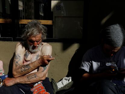 Un hombre dice inyectarse fentanilo en las calles del barrio de Tenderloin, en San Francisco, en febrero de 2020.