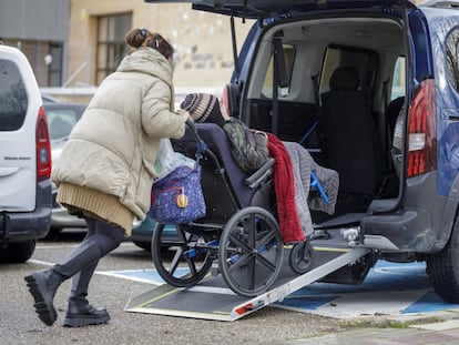 Una madre ayuda a un menor con discapacidad en Valladolid, en 2021.