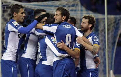 Los jugadores del Espanyol celebran uno de los goles frente al Almería.