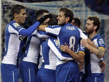 Los jugadores del Espanyol celebran uno de los goles frente al Almería.