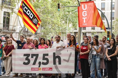 La secretaria general de CC OO de Cataluña, Belén López, y el secretario general de UGT de Cataluña, Camil Ros, participan en la ofrenda floral al monumento a Rafael Casanova. 