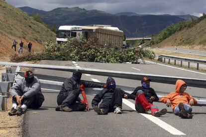 Piquetes de mineros han cortado esta mañana la A-6 a la altura de Villamartín de la Abadía, en el término municipal de Carracedelo (León).