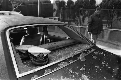 La gorra del vicealmirante de la Marina, Cristóbal Colón de Carvajal, en el interior del coche en el que viajaba durante el atentado de ETA, el 6 de febrero de 1986. 