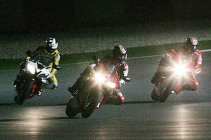 Valentino Rossi, Loris Capirossi y Kenny Roberts, durante su ensayo nocturno.