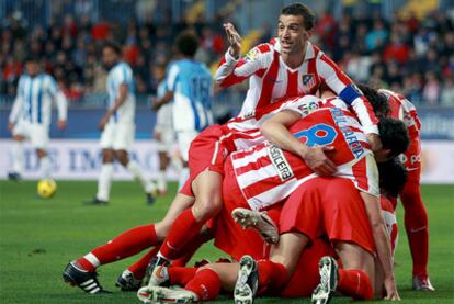 Los jugadores del Atlético celebran un gol ante el Málaga.