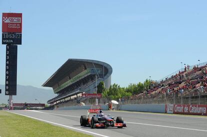 El McLaren de Jenson Button, con la grada de la recta de meta en segundo término.