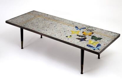 Una mesa de centro de Genaro Álvarez hecha con madera, metal y un mosaico de vidrio. Es del año 1960 y pertenece a la colección Mobiliario Urbano, México D.F.