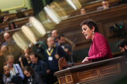 Mertxe Aizpurua, portavoz de EH-Bildu, da la réplica al discurso de investidura de Pedro Sánchez en el arranque de la segunda jornada del debate./ Claudio Álvarez 
