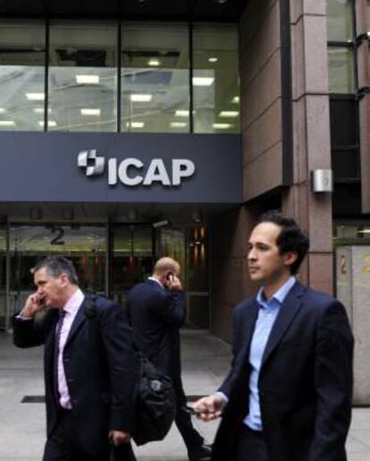 Varias personas pasan junto a la sede del intermediario de bolsa ICAP, en la City -distrito financiero- de Londres (Reino Unido). EFE/Archivo