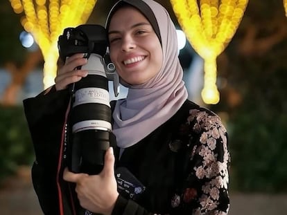 La fotoperiodista Fátima Hassouna, retratada en su Instagram, protagoniza 'Put Your Soul On Your Hand And Walk'