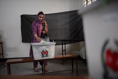 Una mujer deposita su voto en un colegio electoral en Daca, capital de Bangladés, este domingo 7 de enero de 2024