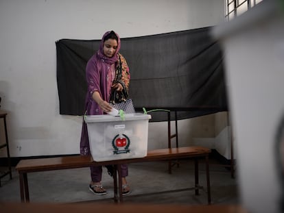 Una mujer deposita su voto en un colegio electoral en Daca, capital de Bangladés, este domingo 7 de enero de 2024