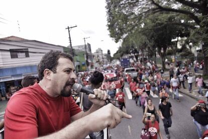 Guilherme Boulos discursa durante ato, em abril.