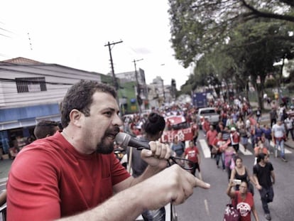 Guilherme Boulos discursa durante ato, em abril.