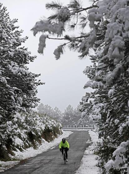 Un ciclista aficionado al paso por el Alto del Perdón, en una jornada que ha amanecido en Pamplona con mínimas de -2 grados y permanecen las cotas de más de 500 metros con nieve por toda la cuenca, el 23 de noviembre.