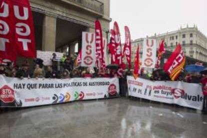 Cientos de personas durante la manifestación llevada a cabo hoy en Zaragoza, contra los recortes y las políticas de austeridad europeas, convocada por CCOO, UGT y USO.