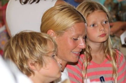 Gwyneth Paltrow, con sus hijos Apple (derecha) y Moses, en una librería firmando ejemplares de su libro 'It's all good'.