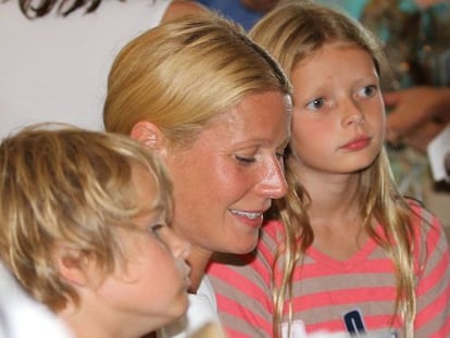 Gwyneth Paltrow, con sus hijos Apple (derecha) y Moses, en una librería firmando ejemplares de su libro 'It's all good'.