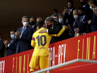 Messi y Laporta se abrazan en el palco después de que el Barcelona conquistara la Copa del Rey.
