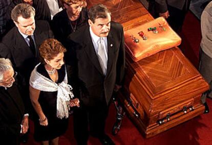 Vicente Fox y su esposa, Martha Sahagún, junto al féretro de María Félix.