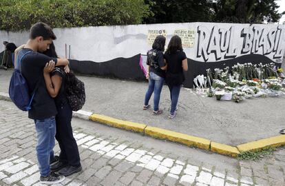 Estudiantes se abrazan afuera de la escuela pública un día después del tiroteo. Los alumnos colocaron una ofrenda en honor a las víctimas.