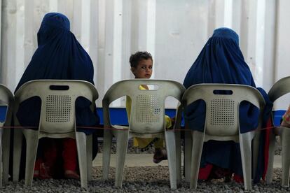 Dos mujeres y un niño refugiados son vistos en el Centro de Repatriación Voluntaria de ACNUR en Peshawar, Pakistán.