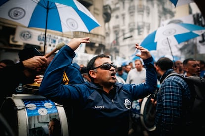 Miembros de la Confederación General del Trabajo participan en una marcha con motivo del Día Internacional de los Trabajadores, en 2024.