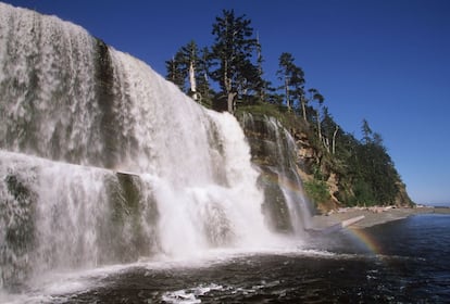 El río Tsusiat se desploma desde un acantilado de 10 metros sobre una playa de la isla de Vancouver, en uno de los puntos de acampada más sugerentes de la West Cost Trail, una ruta senderista de 75 kilómetros por la costa oeste de de Canadá.