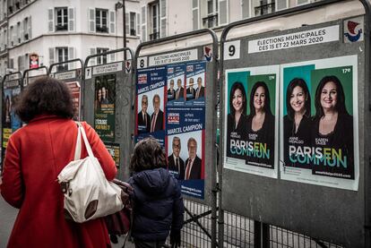 Una mujer y una niña pasan por delante de un colegio electoral en París.