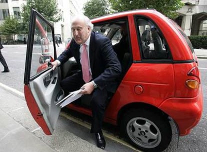 El presidente de Lloyds, a su llegada ayer a la sede del banco en la City en un coche eléctrico.