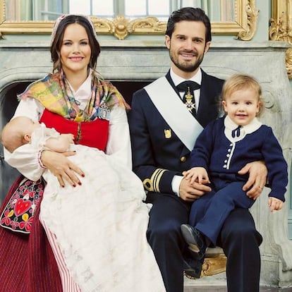 Carlos Felipe y Sofía de Suecia dieron la bienvenida a su segundo hijo el pasado 31 de agosto. En la imagen, en el bautizo del príncipe Gabriel el 1 de diciembre en Estocolmo.