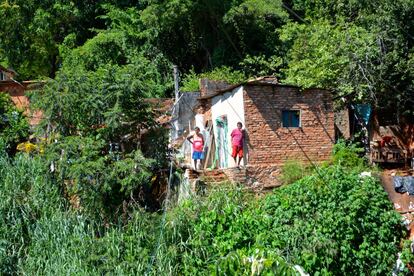 Según el censo, el 37% de las viviendas de la Chacarita Alta están en lugares con riesgo de deslizamiento.  Los barrancos son utilizados como vertederos de basura a cielo abierto, y 59% de las viviendas declararon que eliminan aguas residuales en ellos. 