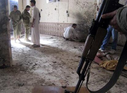 Soldados iraquíes inspeccionan el lugar del atentado de Bagdad.