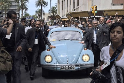 El expresidente uruguayo José Pepe Mujica dentro de su Volkswagen de 1987, saliendo de la Plaza Independencia, después de la inauguración del nuevo mandato presidencial de Tabaré Vázquez el 1 de marzo de 2015, en Montevideo (Uruguay).