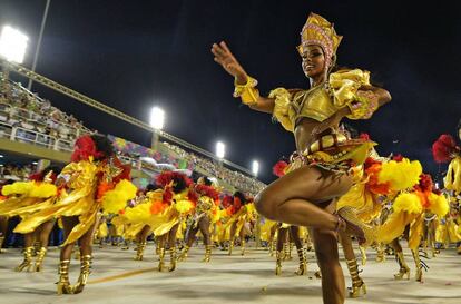 Desfile de las escuelas de samba en el sambódromo de Río de Janeiro, el 11 de febrero de 2018. El momento más esperado del carnaval empieza con los desfiles de las mayores escuelas de samba de Rio de Janeiro, una explosión de ritmo, plumas y purpurina. "El mayor espectáculo de la tierra", como lo bautizaron sus organizadores, ocurre en el sambódromo, una pasarela monumental con capacidad para más de 72.000 espectadores.